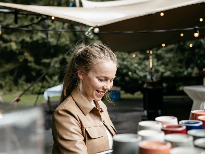 Deborah van Debbarista als barista op een avondevent