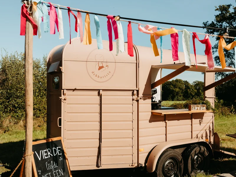 Debbarista vintage koffietrailer buiten