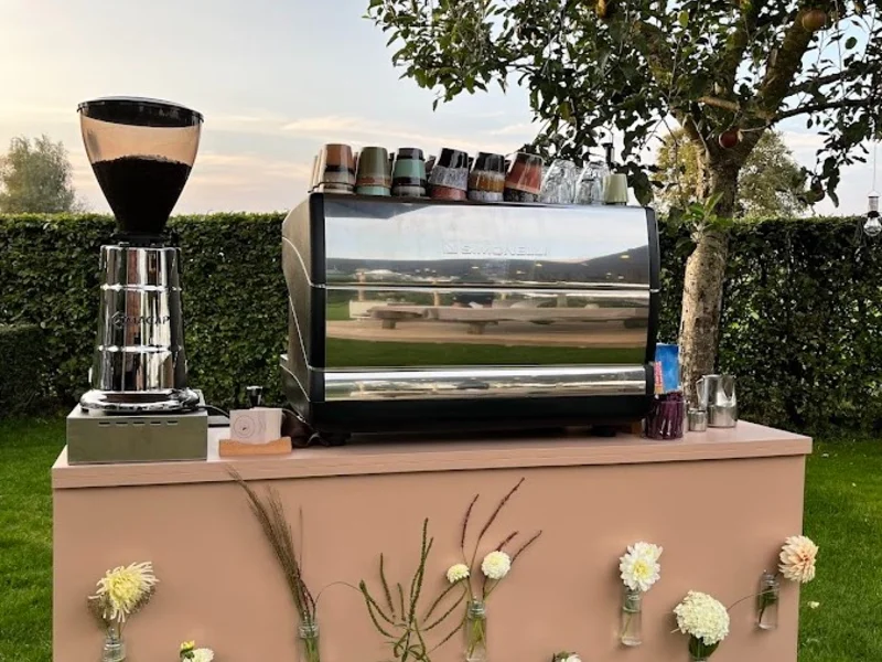 Debbarista mobiele koffiebar compleet opgesteld met bloemdecoratie