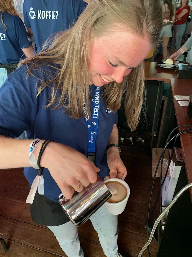 Deborah schenkt koffie op het eerste event