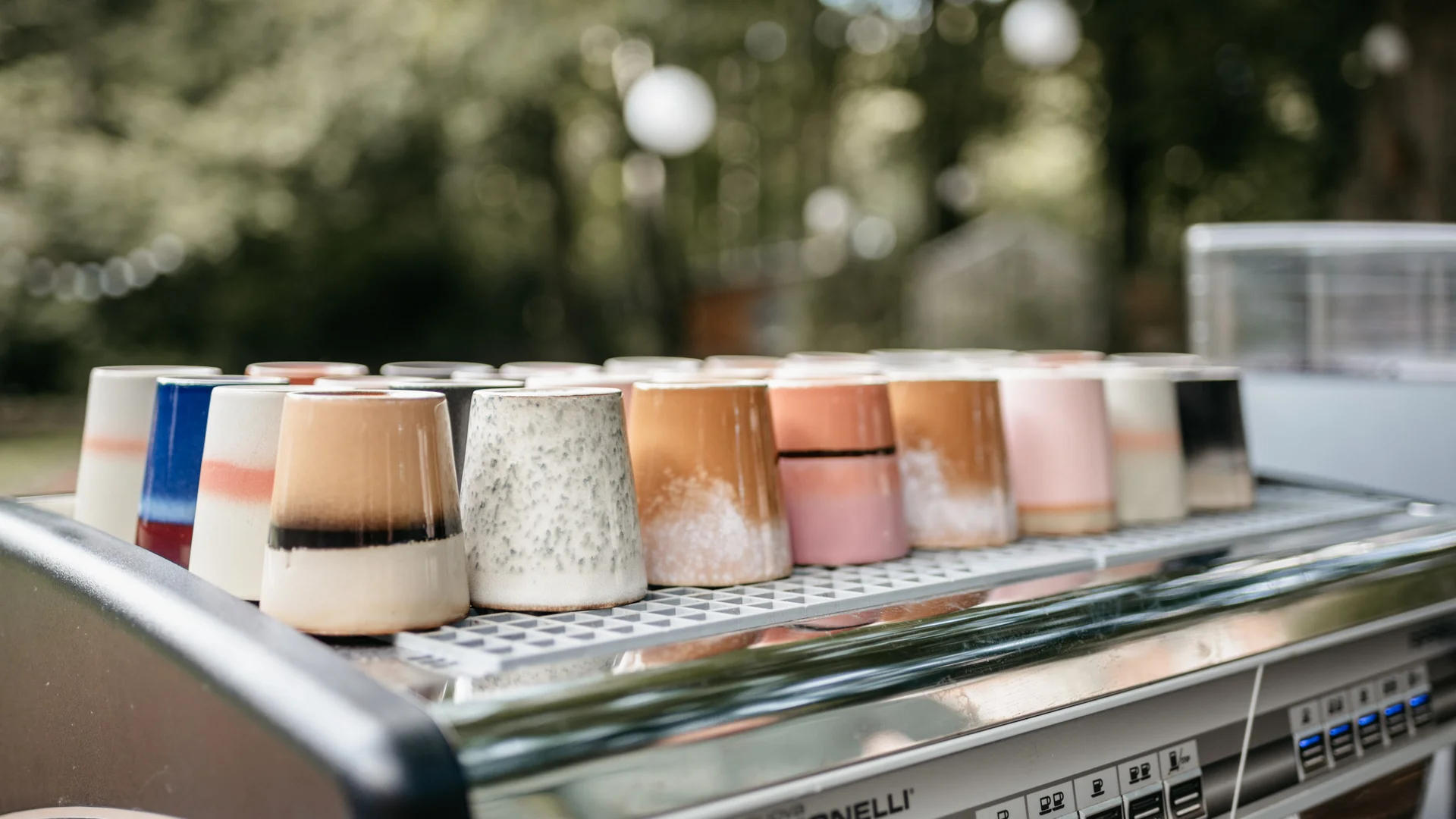 Deborah — oprichtster van Debbarista achter de koffietrailer