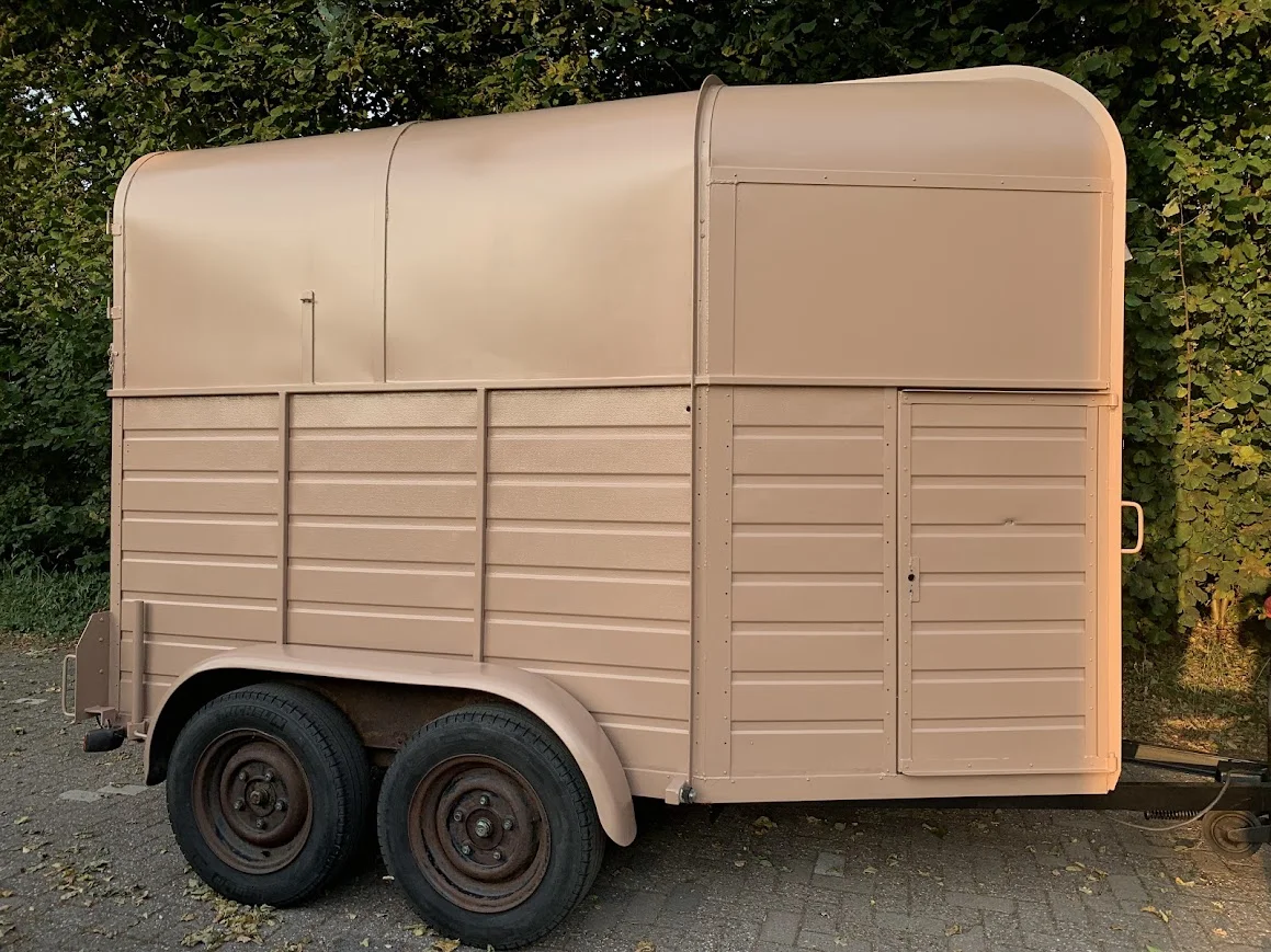 Buitenkant klaar — de trailer in zalmkleur