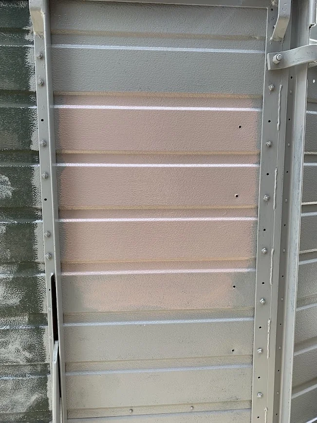 Buitenkant van de trailer wordt geschilderd in zalmkleur