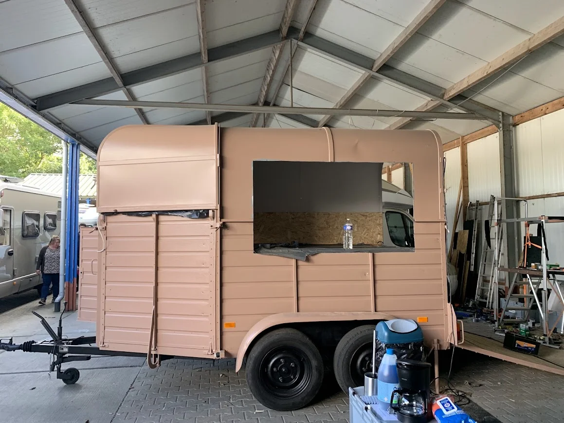 Raamopening gezaagd, trailer in de werkplaats