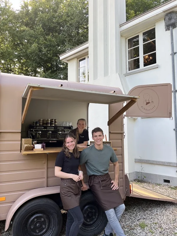 Het Debbarista team bij de koffietrailer