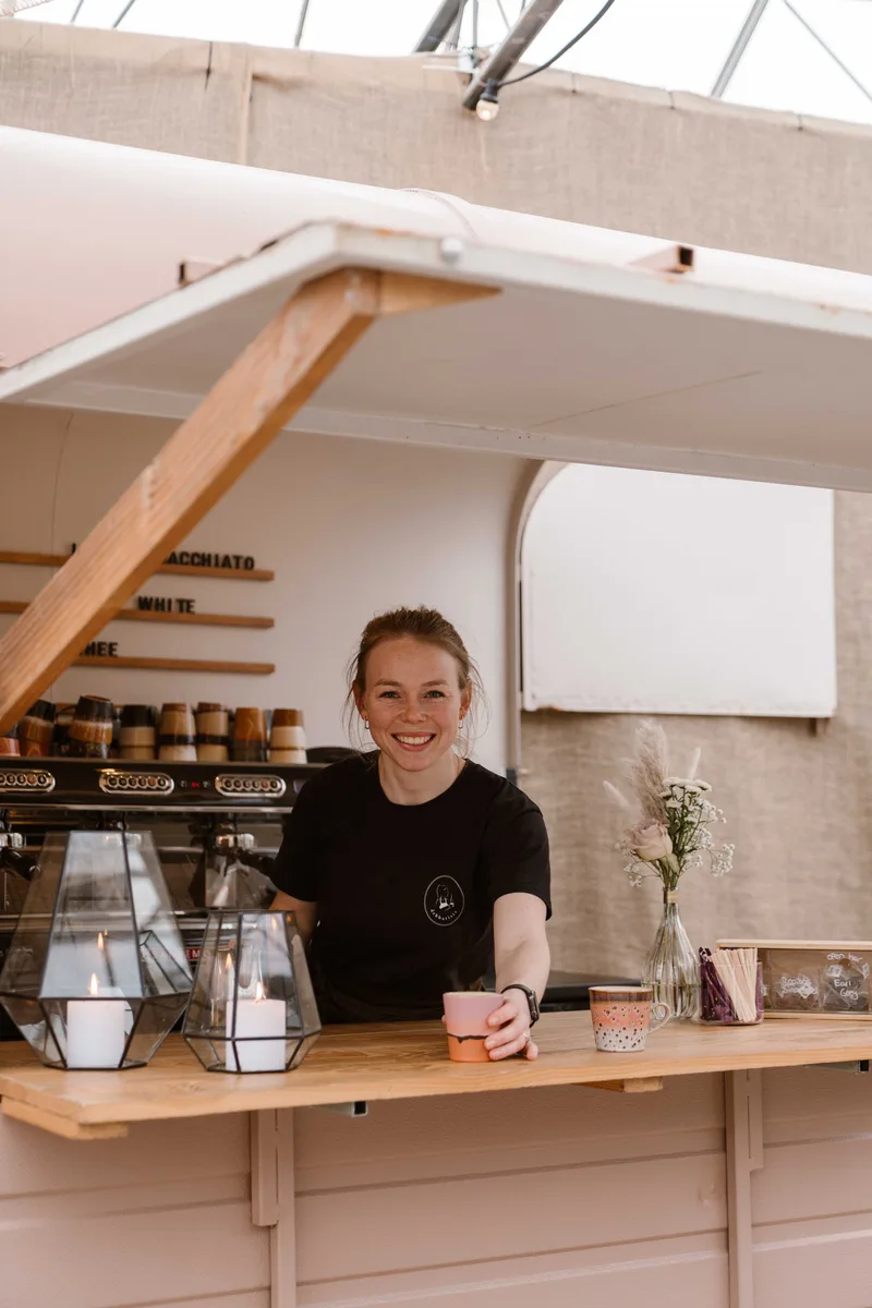 Snelle koffieservice aan de koffietrailer